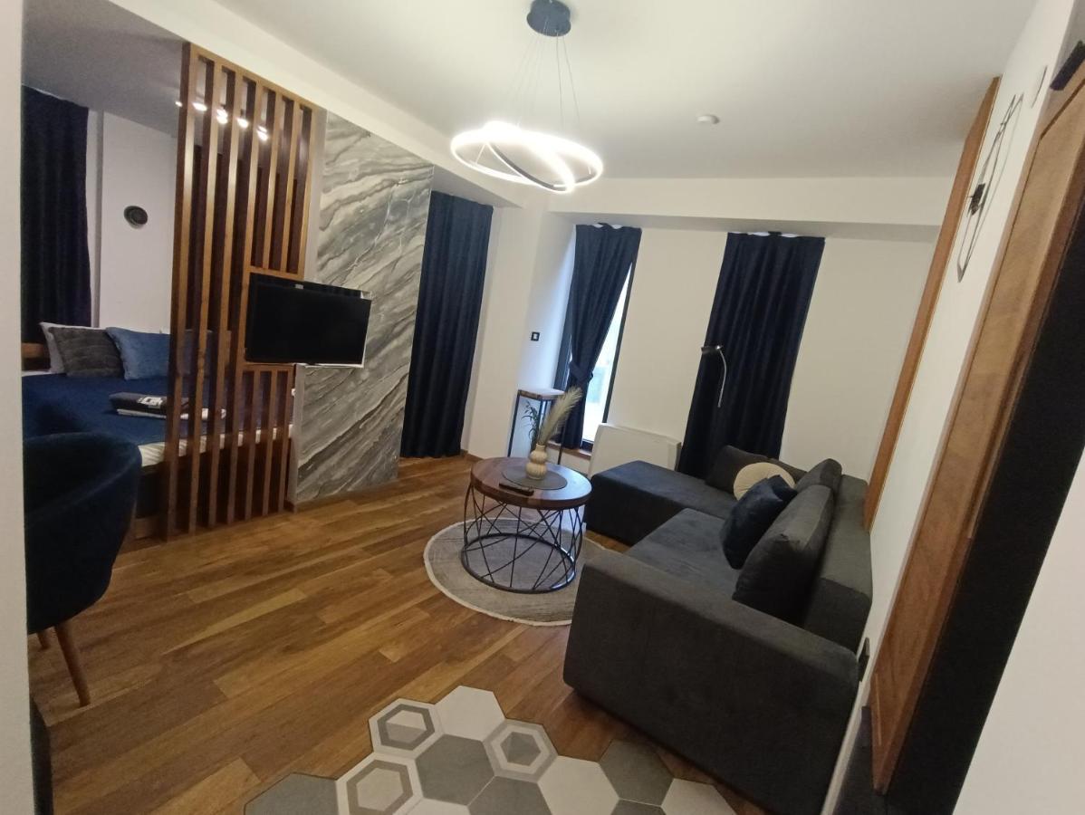 ברובו Square Luxury Apartments מראה חיצוני תמונה